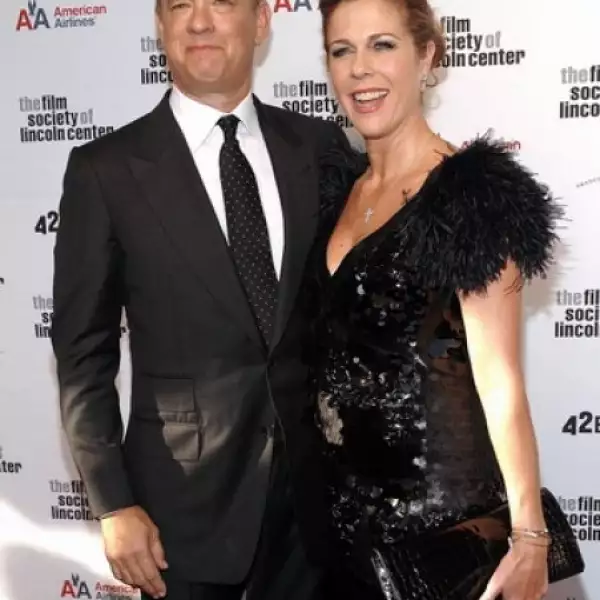 Tom Hanks y Rita Wilson contentos a la llegada al evento.