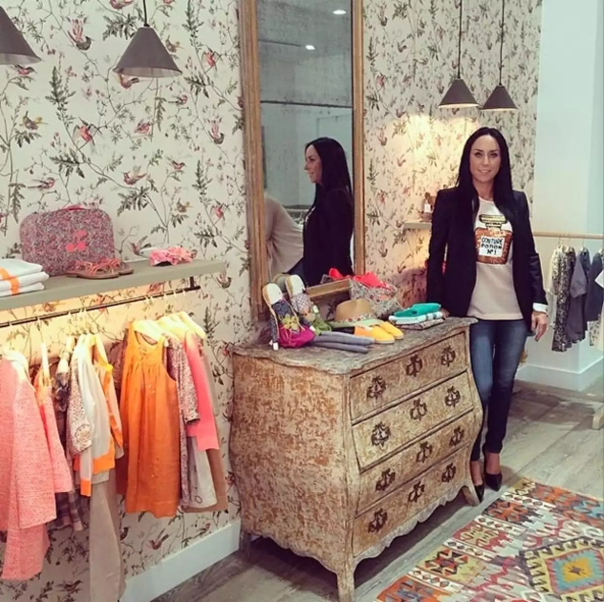 La conductora de televisión se estrenó como empresaria al abrir una sucursal de "Bonpoint" en Polanco y orgullosa lo presumió en redes sociales.