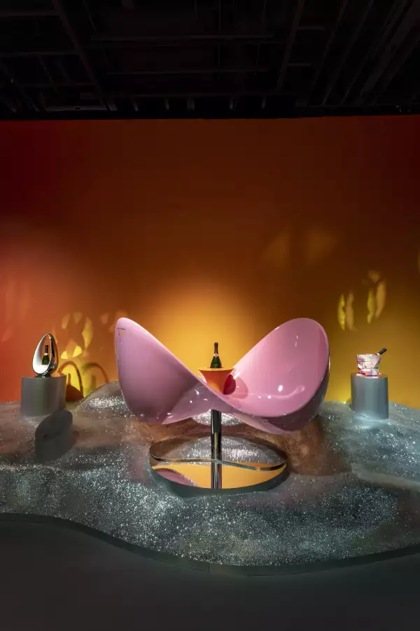 La exhibición itinerante que celebra 250 años de la champaña Veuve Clicquot y a la mujer detrás que creó esta fascinante marca.