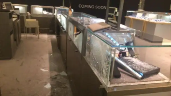 Un policía herido y un monto aún sin cuantificar en joyas fue el saldo del atraco sucedido ayer al interior del Centro Comercial Santa Fe.