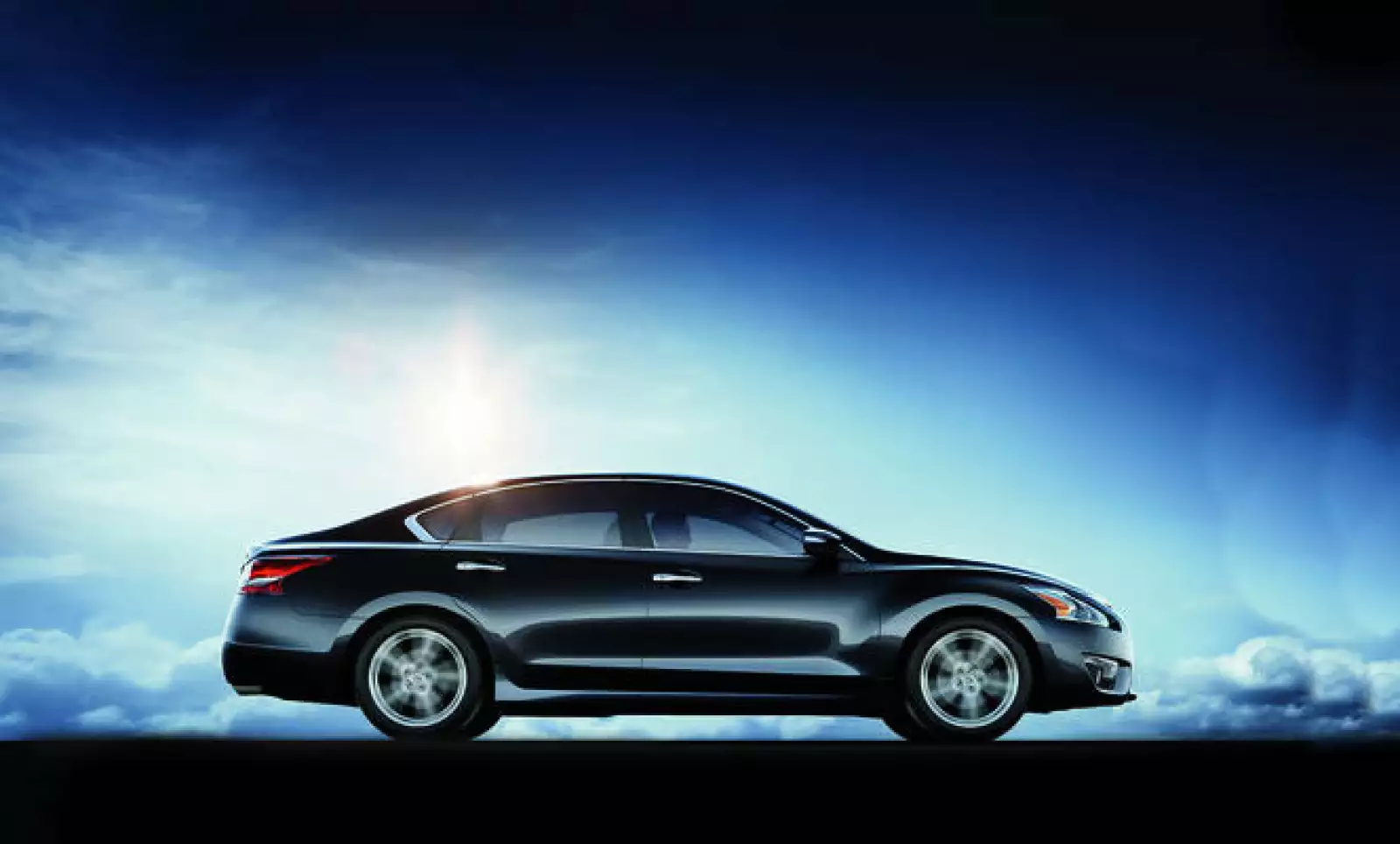 La marca japonesa, Nissan presentó el nuevo Nissan Altima 2013 que espera superar en ventas al Camry, el más vendido en su segmento, dentro de Estados Unidos.