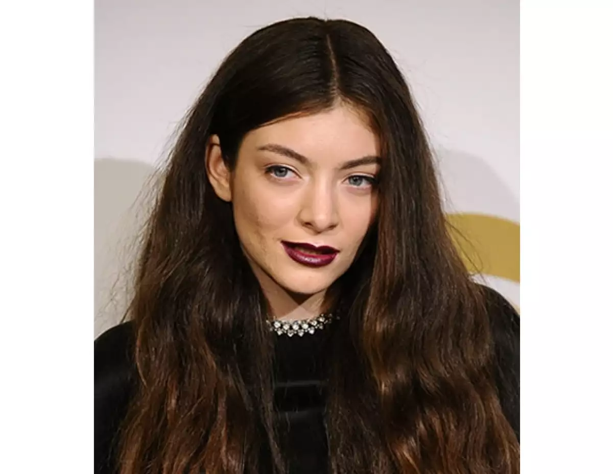 Lorde lanzará, junto a MAC Cosmetics, una línea de productos inspirados en su `vampy´ look.