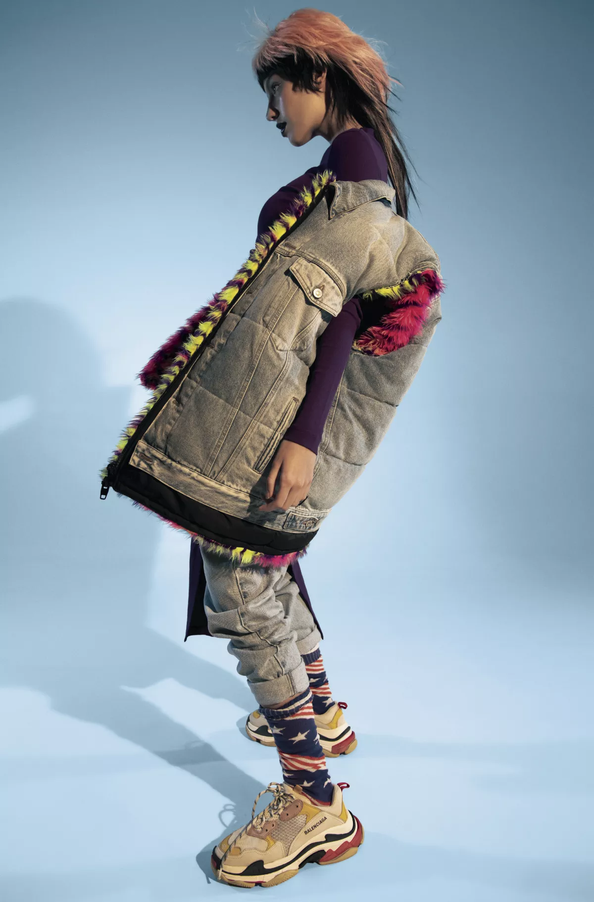 blusa, ROSETTA GETTY, colección THE FEATHERED por SHARON DRIJANSKI. Chaleco, BALENCIAGA, colección privada. Jeans, ARMANI EXCHANGE, disponibles en REVOLVER. Calcetas, BERNHARD WILLHELM, colección privada.
Tenis, BALENCIAGA, disponibles en @SHOPOLOGY.MX por INÉS BARONA.