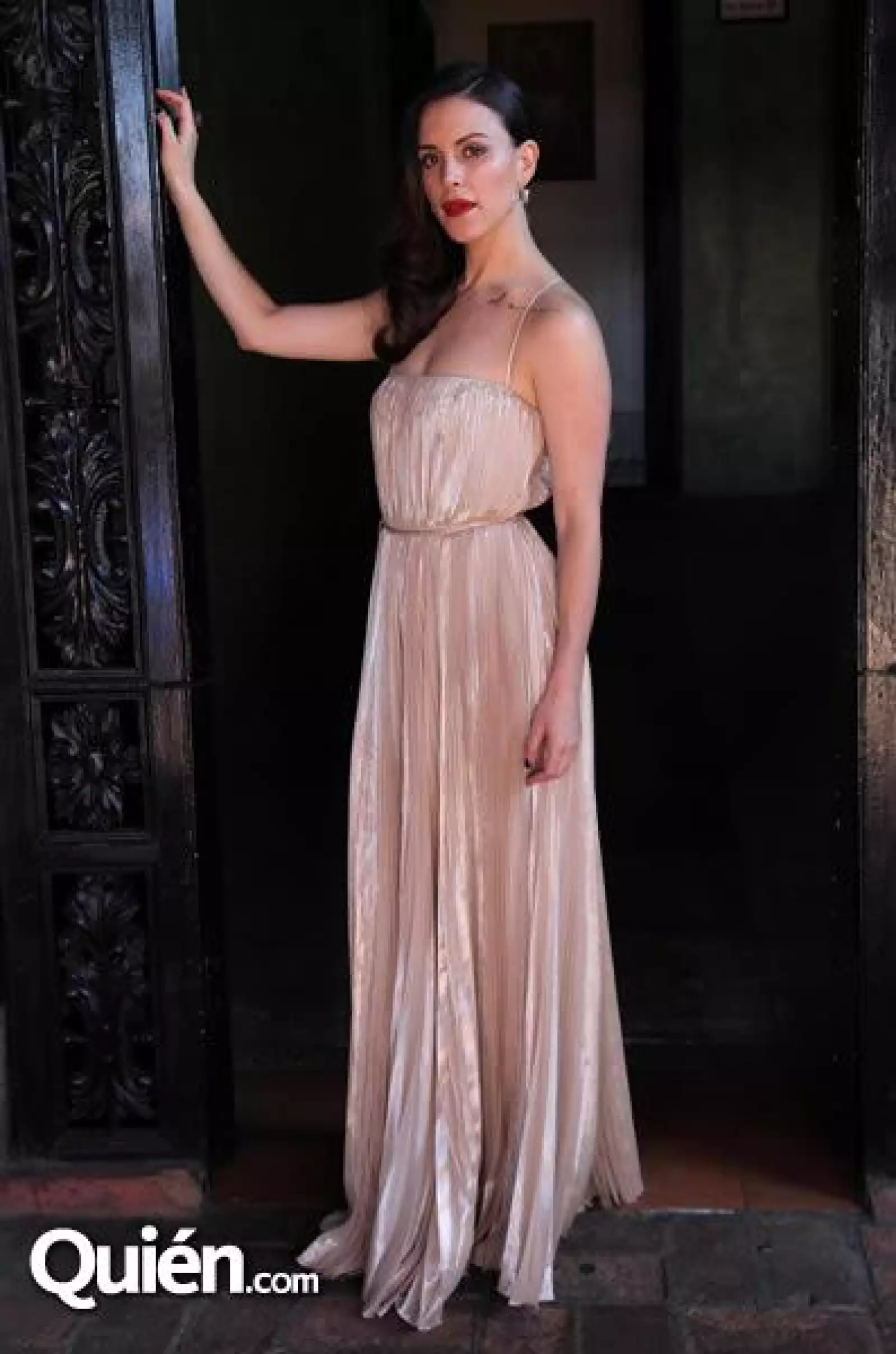 Alexandra De La Mora se veía bellísima en un vestido Halston en Dell 27Aqua, anillo Daniel Espinosa y aretes Berger.