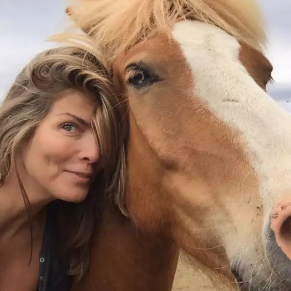 Yaya Kosikova en su primera foto en Islandia posando junto a la emblemática Laguna Azul.
