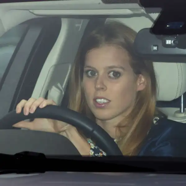 La princesa Beatriz llegó manejando su propio auto.