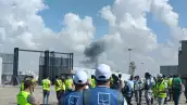 Los voluntarios egipcios miran el humo que se eleva desde el lado palestino en el cruce de Rafah, mientras los grupos de ayuda esperan la reapertura del cruce, en medio del conflicto en curso entre Israel y el grupo islamista palestino Hamas, en Rafah, Egipto, el 17 de octubre de 2023.