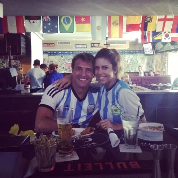 Maki Soler compartió esta foto junto a su esposo Juan Soler mientras veía el partido contra Bélgica el cual les dejó un gran sabor de boca.
