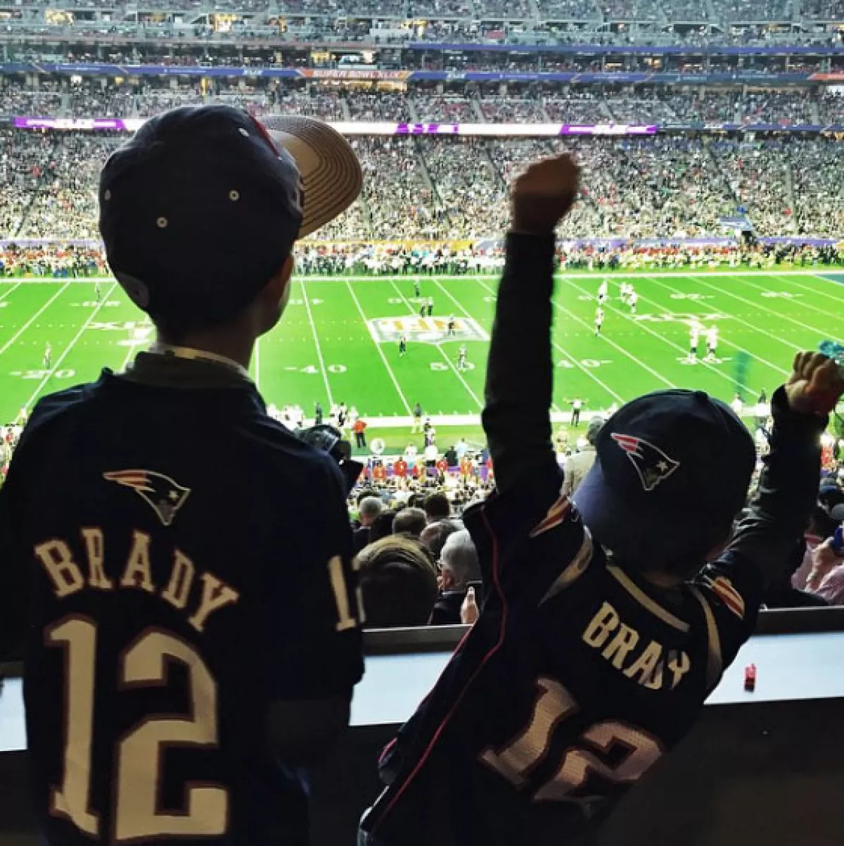 Los pequeños también apoyan a su papá desde las gradas.