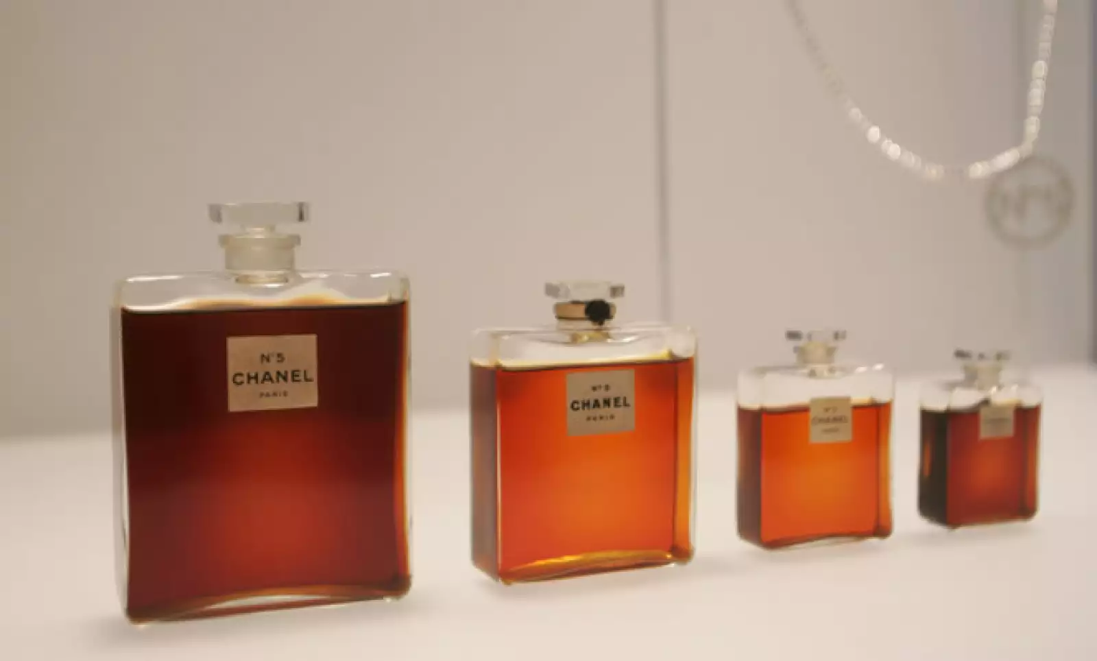 Fotografías, libros y objetos que inspiraron la creación del perfume Chanel N°5  se exhiben en París, Francia.