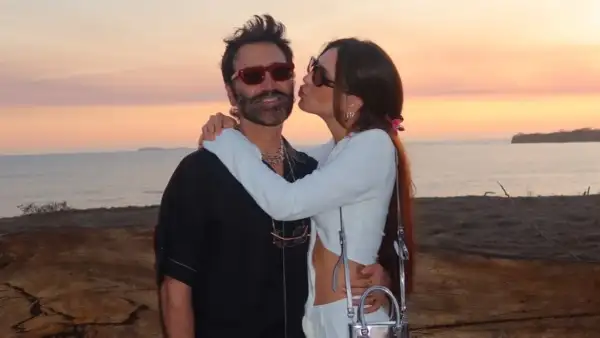 Karla Laveaga junto a Alejandro Fernández.