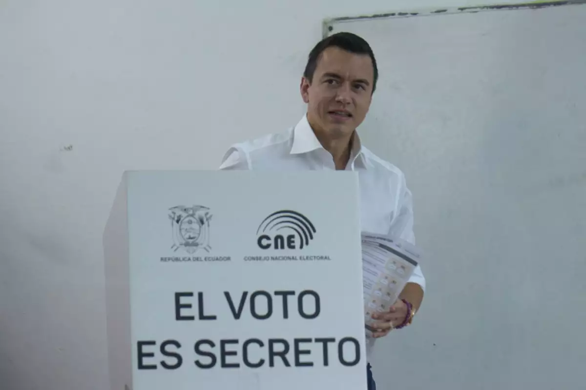 El presidente de Ecuador, Daniel Noboa, vota en un centro de votación en Olon, provincia de Santa Elena, Ecuador, el 21 de abril de 2024, durante un referéndum sobre medidas más estrictas contra el crimen organizado.