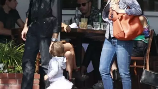 Hace unas semanas estaba en Los Ángeles y hoy está en Campeche, donde su guapo papá Jaime Camil está filmando `Los árboles mueren de pie´.