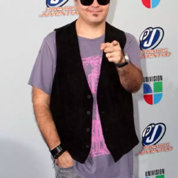 Con algunas canitas vimos a Aleks Syntek, quien también optó por un atuendo informal consistente en jeans, camiseta y chaleco.