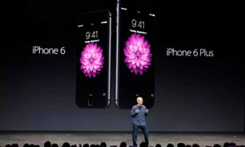 La cuota de mercado mundial de los iPhone, que supone más de la mitad de los ingresos de Apple, bajó al 11.7%. (Foto: Reuters)