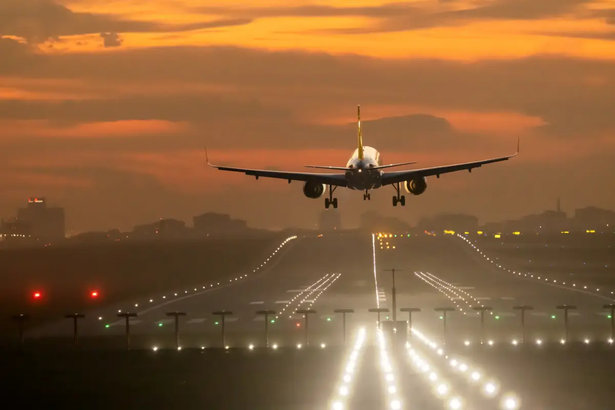 Un avión inicia el despegue de un vuelo en medio de una mañana. 