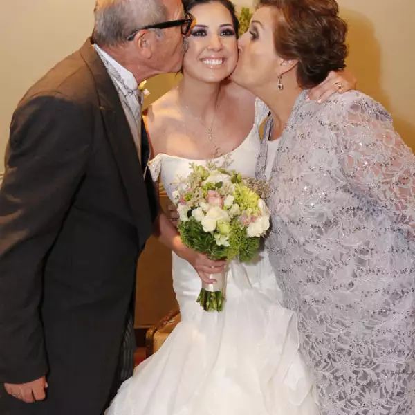 Los papás de la novia consintiendo a la recién casada y su más pequeña hija.