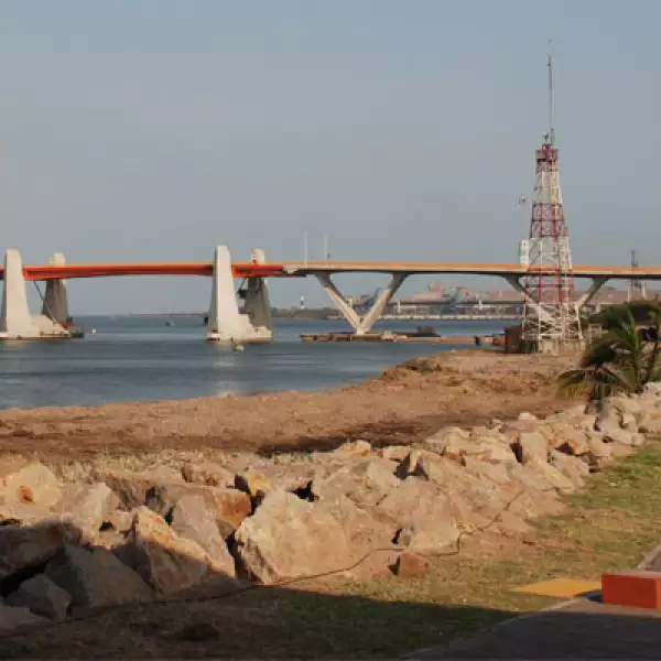 Ubicado a tan sólo 20 kilómetros de la falla de San Andrés, en Lázaro Cárdenas, Michoacán, el puente es el primero en México que cuenta con dispositivos antisísmicos que le dan movilidad y solidez.