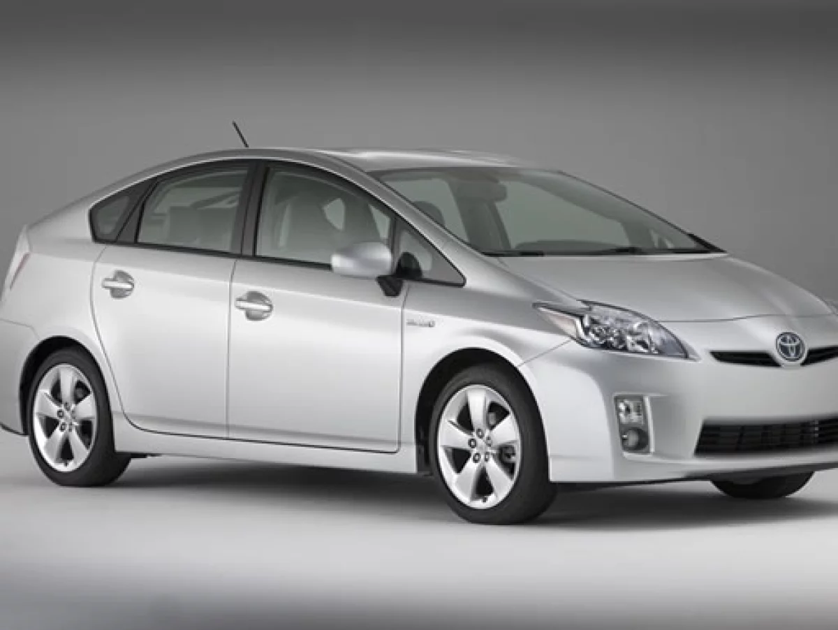 La companía japonesa lanzó la tercera generacion del popular Prius, líder mundial en ventas en el segmento de autos híbridos. Mayor autonomía de gasolina y tecnologia innovadora caracterizan al vehiculo.