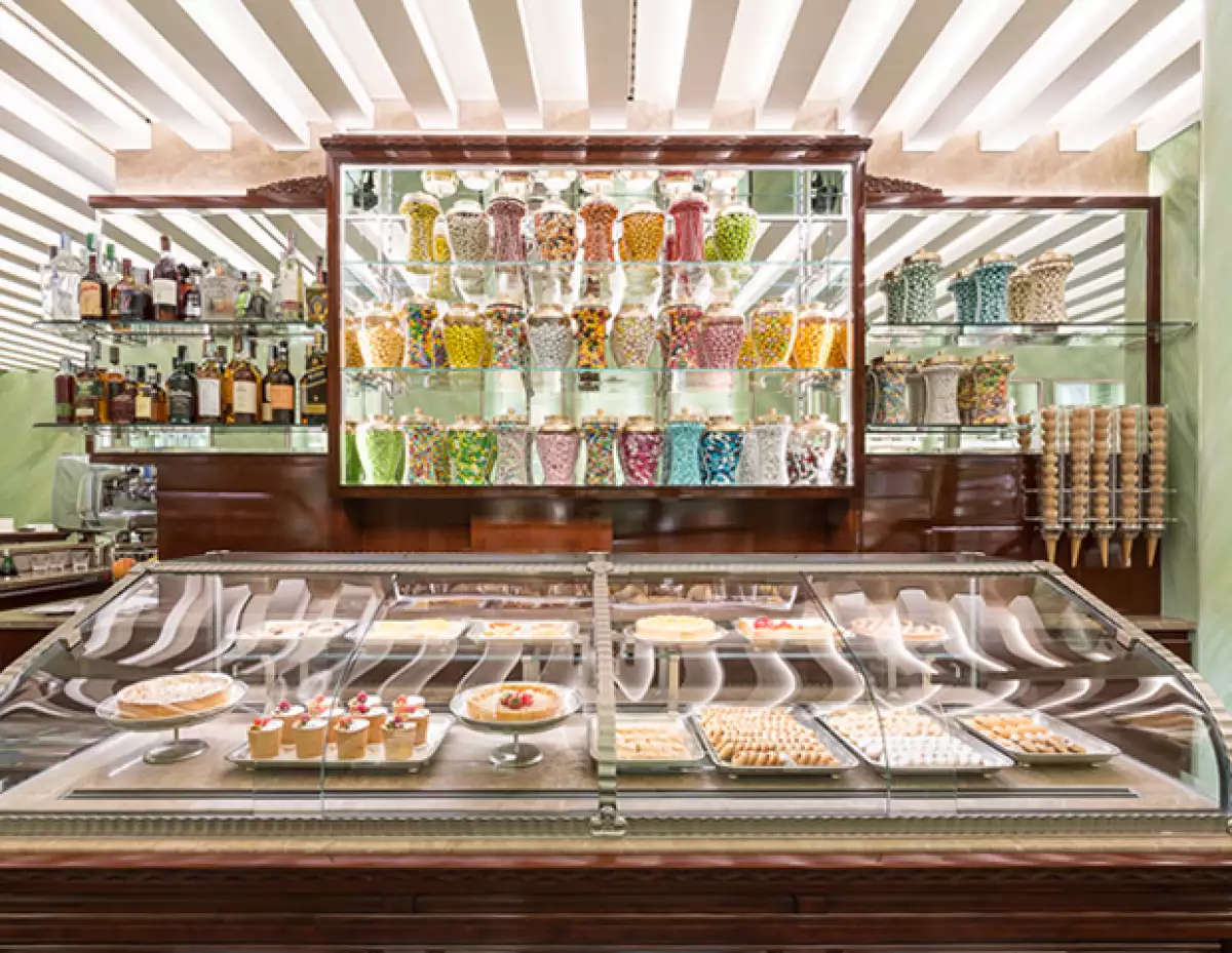 Prada inauguró la nueva Pasticceria Marchesi en Via Monte Napoleone.