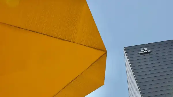 Vista de la fachada del edificio del SAT sobre Paseo de la Reforma, la perspectiva fotográfica también permite admirar parte de la escultura del Caballito del artista Sebastián. 
