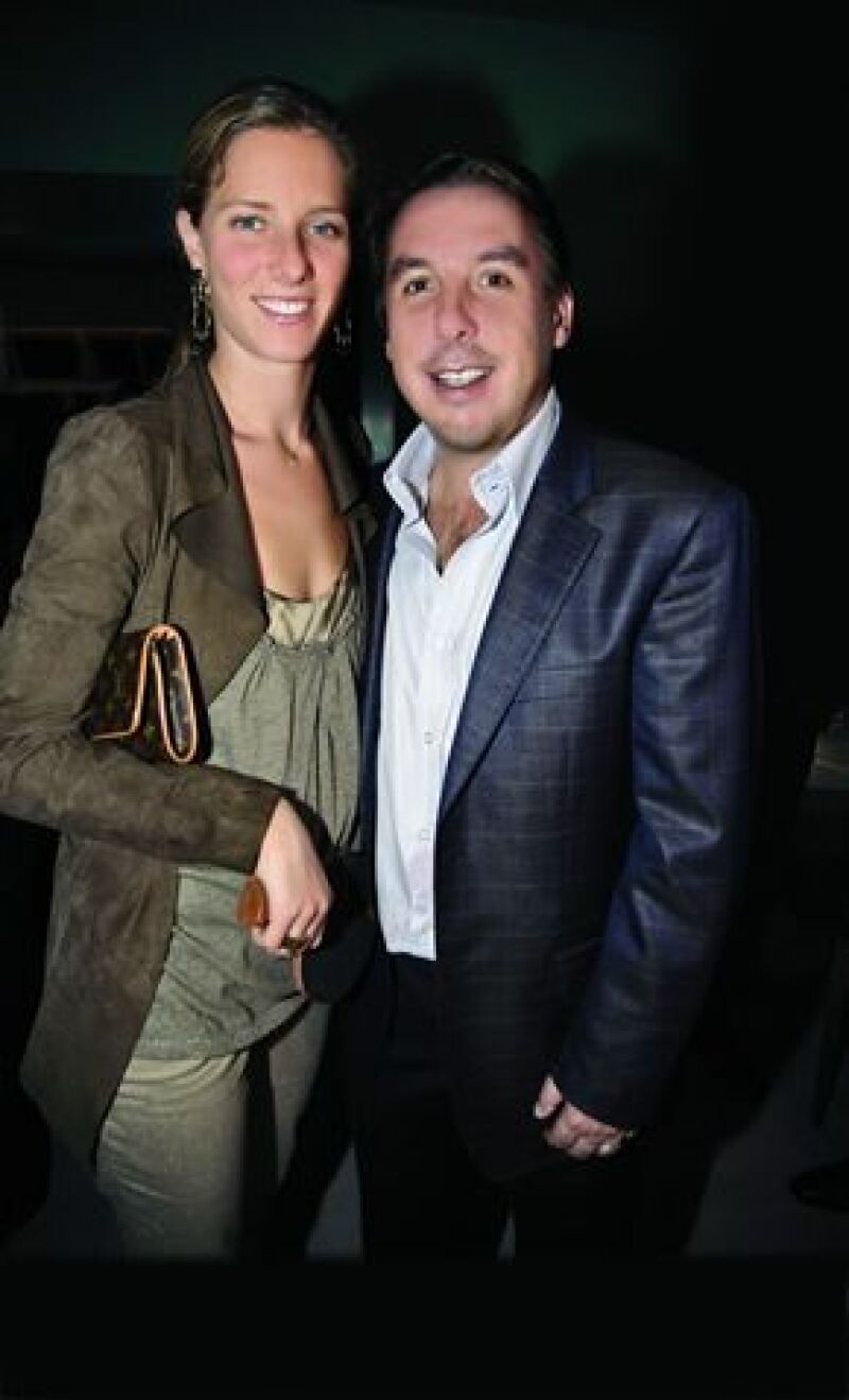 Emilio Azcárraga Jean, dueño de Televisa, de 41 años, y su esposa, Sharon Fastlicht, de 29, serán padres por tercera ocasión, y desean que el sexo del nuevo miembro de la familia sea sorpresa.