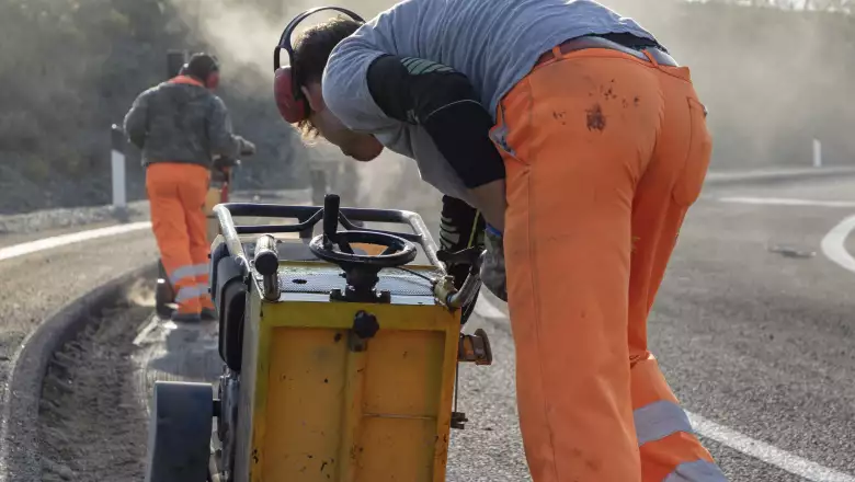 La carretera de Aleatica que carga coches por inducción