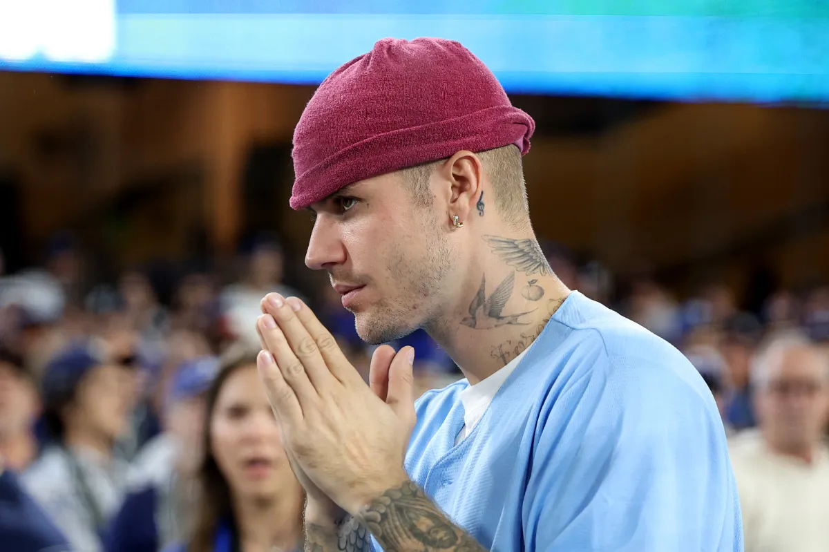 Justin Bieber es reconocido como el 'Chico Blanco del Año' en los Believe That Awards, creador por Anthony Edwards