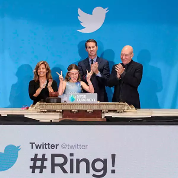 El co-founder  de Twitter Evan Williams (izquierda), el actor Patrick Stewart (derecha), Cheryl Fiandaca del Departamento de Policía de Boston y una niña tocaron la campana de apertura  de la Bolsa de Valores de Nueva York.