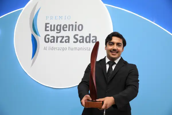 Luis Ángel sostiene su premiojpeg