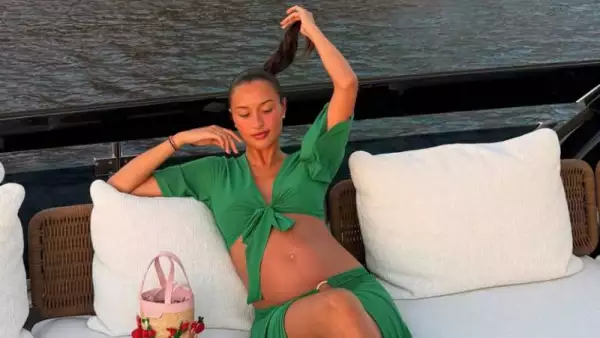 Alexandra Leclerc en Cult Gaia y Aquazzura