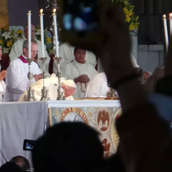 Dentro de la Basílica el Papa ofreció una misa especial.