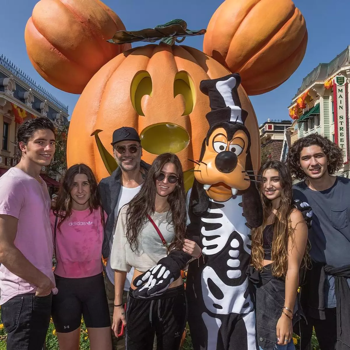 Así fue el viaje a Disneyland de Alejandro Fernández y sus hijos
