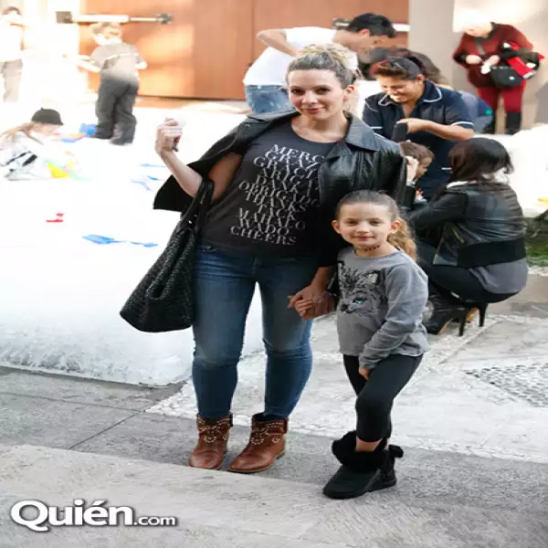 Zarina Rivera y Tamara Rivera en la pista de hielo en casa de Pau Díaz Ordaz.