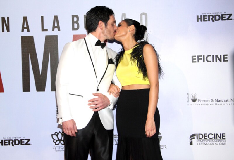 ¡Besazo! Aislinn y Mauricio no dudaron en demostrarse su amor en la alfombra roja de la película que protagonizan juntos.