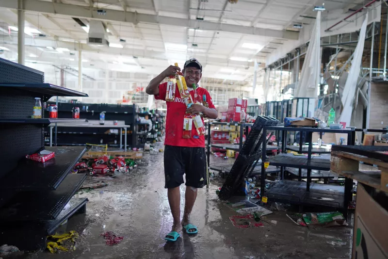 Saqueos en Acapulco tras el huracán Otis