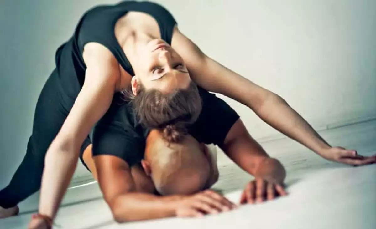 Practicar acompañado de tu pareja pareja puede traerte muchos más beneficios de los que te imaginas. Los maestros de Yoga Cloud te comparten 6 beneficios de practicar yoga en pareja.