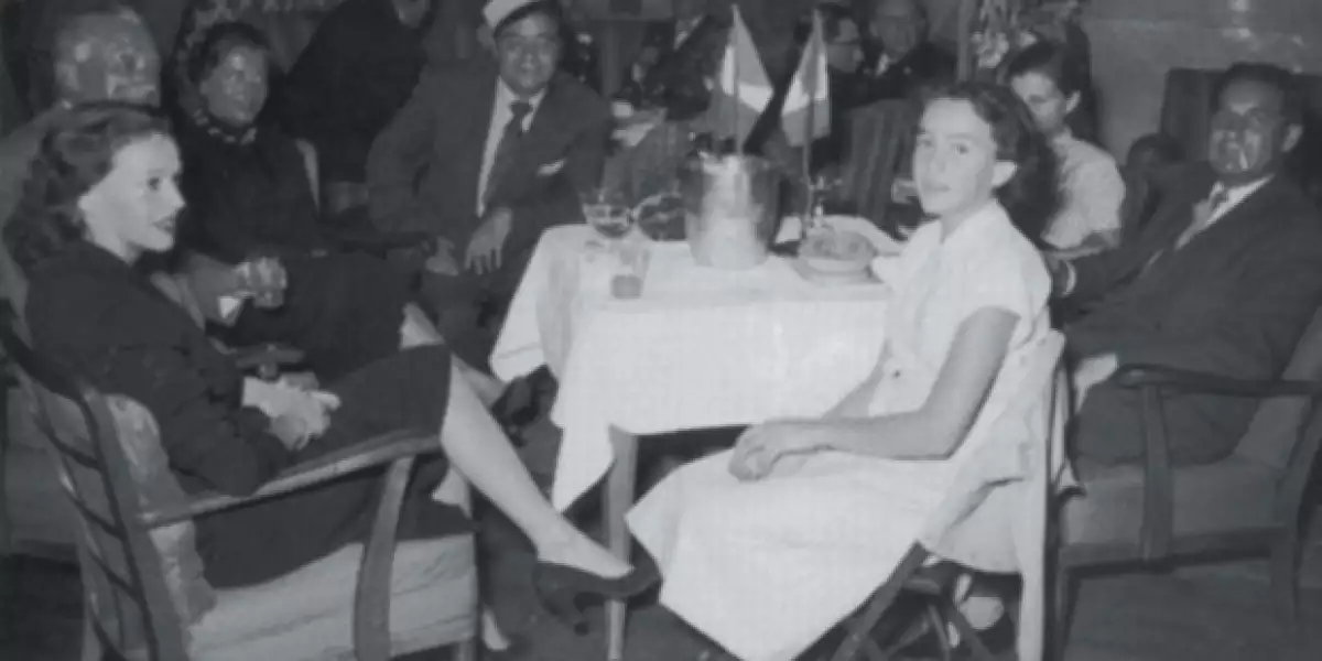 Helena en 1953, al centro de la foto entre sus padres.