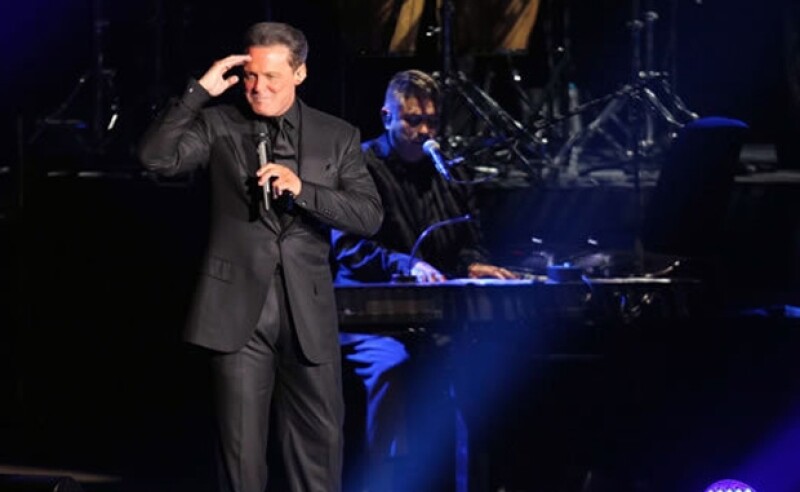 Luis Miguel llegó al recinto en helicóptero.