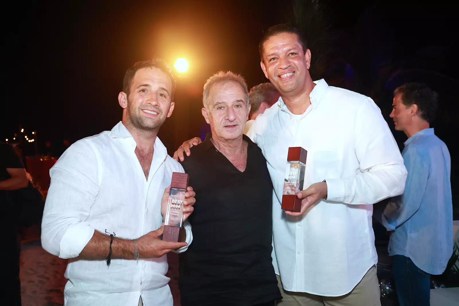 Alfonso y Salomón Helfon con Ricardo Suárez 