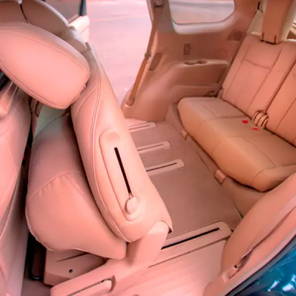 Aloja a siete pasajeros y la última versión mejora el espacio libre para la cabeza y las piernas.