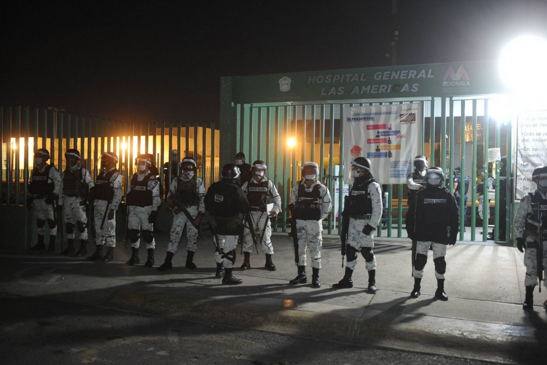 Familias de enfermos de COVID-19 irrumpen en hospital y bloquean ...