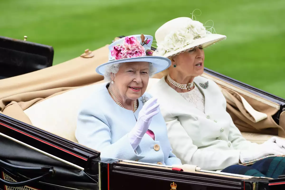 Revelan cuál fue el extraño regalo que recibió la reina Isabel
