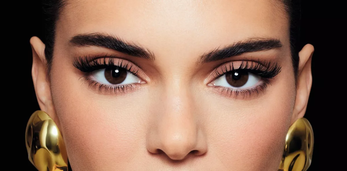 Modelo con maquillaje de ojos.jpg