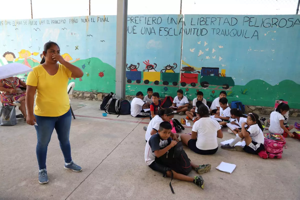 ACAPULCO, GUERRERO, 18ENERO2019.- 
Toman intalaciones de la direccion Madres y padres de familia tomaron las instalaciones de la escuela primaria Netzahualcóyotl, ubicada en la calle Ocho, en la colonia Icacos parte alta, donde encerraron al director del plantel, Alberto Román Brito, a quien acusan de malos manejos financieros. Las mujeres iniciaron sus protestas desde el miércoles pasado, para exigir la destitución del directivo, a quien señalaron de desviar el recurso correspondiente al programa de Escuelas de Tiempo Completo, el cual asciende a 35 mil pesos, entregado en diciembre del año pasado, pero no se ha informado el destino de los recursos en años previos. 
FOTO: BERNANDINO HERNÁNDEZ /CUARTOSCURO.COM