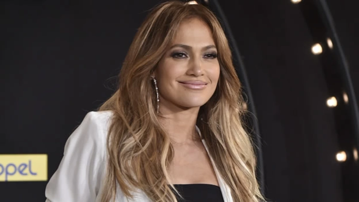 Jeniffer López se inspiró en un estilo urbano para la línea de ropa que presentó en EU y ahora en México