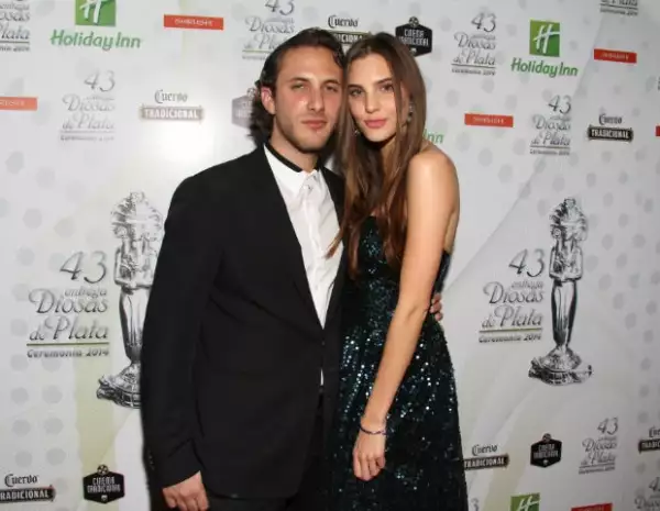 Macarena viajó desde Chile para apoyar a su novio durante la entrega de las Diosas de Plata.