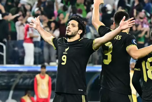 Foto de Raúl Jiménez, número 9 de la seleccion mexicana, con los brazos abiertos al terminar el partido contra Panamá.