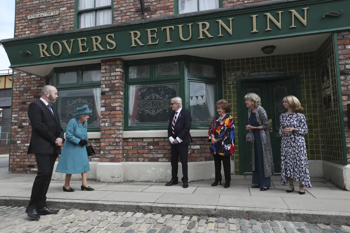 Isabel II estuvo 40 minutos en el set de la telenovela británica "Coronation Street".