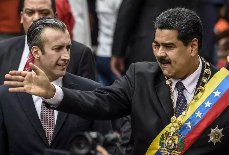 El presidente venezolano Nicolas Maduro (R) y el vicepresidente Tareck El Aissami saludan a los partidarios antes de la ceremonia en la que Maduro pronunciará un discurso revisando su año en el cargo en la Corte Suprema de Justicia de Caracas el 15 de enero de 2017. Las autoridades venezolanas anunciaron el 9 de abril de 2024 el arresto del influyente exministro de petróleo Tareck El Aissami, que había renunciado a su cargo el año pasado en medio de un escándalo de corrupción en la compañía petrolera estatal PDVSA.